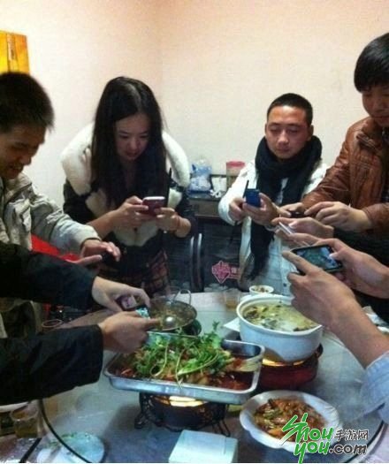 小伙因微信無(wú)人點(diǎn)贊郁悶 用手機(jī)猛砸腦門