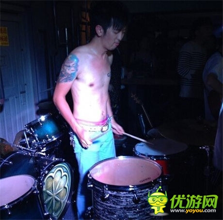 后海大鯊魚獻唱 鳳凰游戲閃耀三里屯