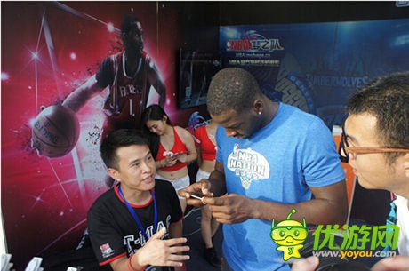 NBA籃球國度揭幕 格林?jǐn)y球迷暢玩《NBA夢之隊(duì)》