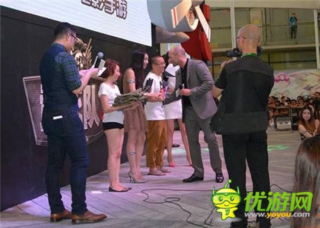 CJ2014：杰森斯坦森攜車模登臺(tái) CJ史上最大牌亮相