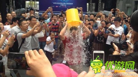 周鴻祎完成冰桶挑戰(zhàn)，挑戰(zhàn)馬化騰
